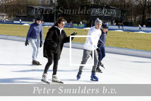 Amsterdam 28 februari 2022
Presentaie Hollandse 100 van Lymphe & Co op de jaap Eden baan.
Aanwezig oa Prins Bernhard jr Prinses Annette Simon Keizer Monique des Bouvrie zoon Jan des Bouvrie Benjamin Aslan Nino Wilkes Marichelle de Jong en David v d Noord.