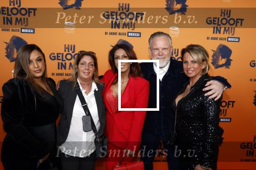 Apeldoorn 27 februari 2022
Premiere Hij gelooft in mij .
Rachel Hazes met zus Els Hofland Ricardo Klaverdijk en Jacqueline Laats