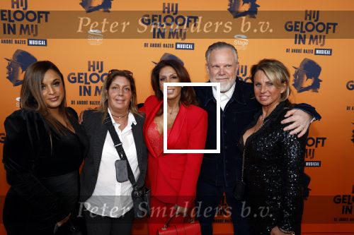 Apeldoorn 27 februari 2022
Premiere Hij gelooft in mij .
Rachel Hazes met zus Els Hofland Ricardo Klaverdijk en Jacqueline Laats