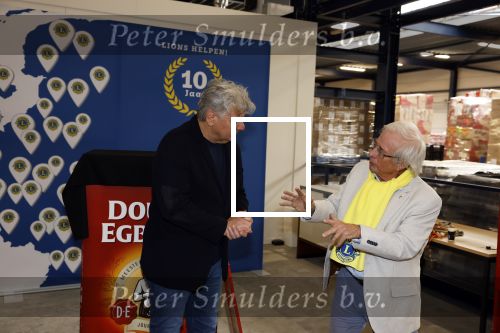 Wateringen 17 februari 2022
Rene Froger krijgt cheque van Douwe Egberts voor de voedselbank.
