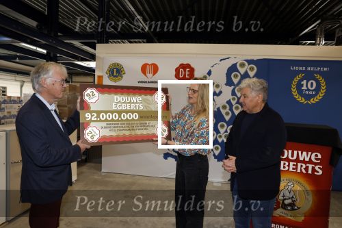 Wateringen 17 februari 2022
Rene Froger krijgt cheque van Douwe Egberts voor de voedselbank.