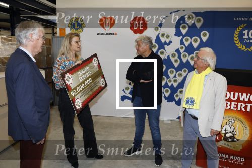 Wateringen 17 februari 2022
Rene Froger krijgt cheque van Douwe Egberts voor de voedselbank.