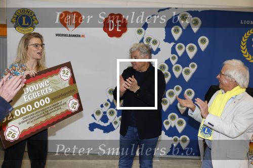 Wateringen 17 februari 2022
Rene Froger krijgt cheque van Douwe Egberts voor de voedselbank.
