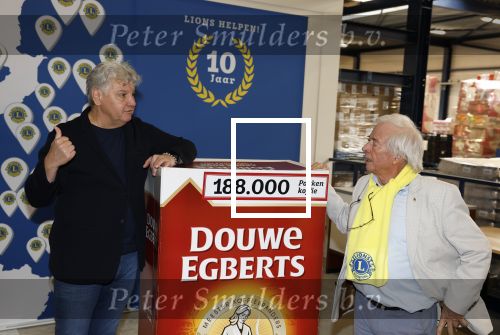 Wateringen 17 februari 2022
Rene Froger krijgt cheque van Douwe Egberts voor de voedselbank.