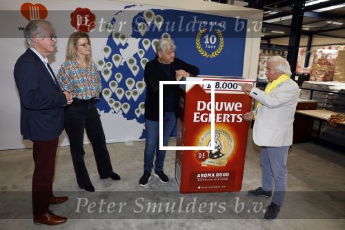 Wateringen 17 februari 2022
Rene Froger krijgt cheque van Douwe Egberts voor de voedselbank.