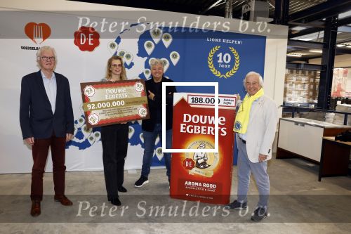 Wateringen 17 februari 2022
Rene Froger krijgt cheque van Douwe Egberts voor de voedselbank.