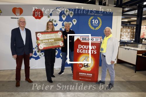 Wateringen 17 februari 2022
Rene Froger krijgt cheque van Douwe Egberts voor de voedselbank.