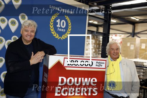 Wateringen 17 februari 2022
Rene Froger krijgt cheque van Douwe Egberts voor de voedselbank.