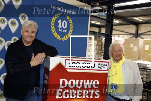 Wateringen 17 februari 2022
Rene Froger krijgt cheque van Douwe Egberts voor de voedselbank.