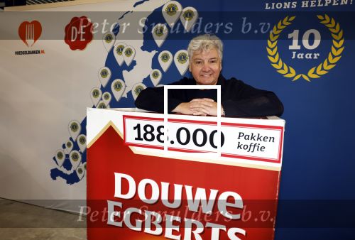 Wateringen 17 februari 2022
Rene Froger krijgt cheque van Douwe Egberts voor de voedselbank.
