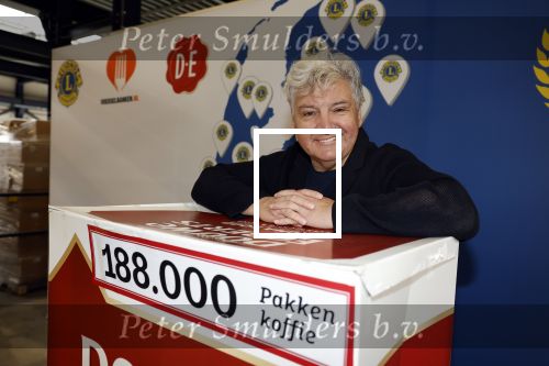 Wateringen 17 februari 2022
Rene Froger krijgt cheque van Douwe Egberts voor de voedselbank.