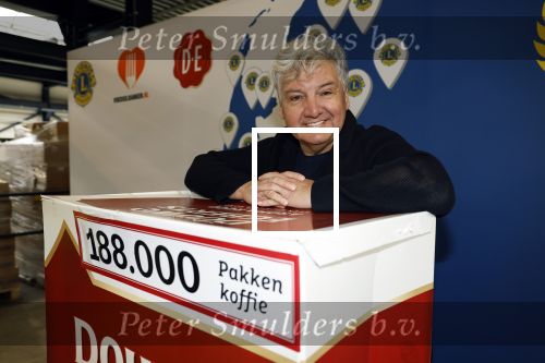 Wateringen 17 februari 2022
Rene Froger krijgt cheque van Douwe Egberts voor de voedselbank.