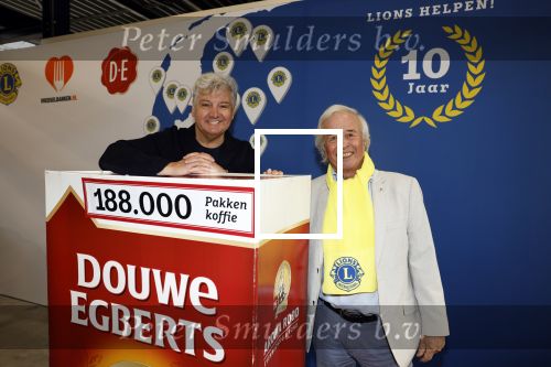 Wateringen 17 februari 2022
Rene Froger krijgt cheque van Douwe Egberts voor de voedselbank.
