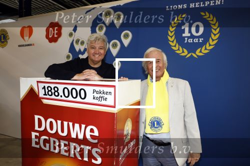 Wateringen 17 februari 2022
Rene Froger krijgt cheque van Douwe Egberts voor de voedselbank.
