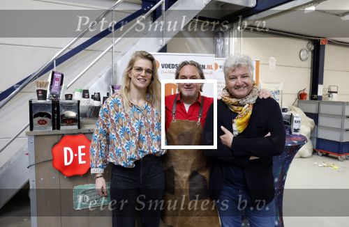 Wateringen 17 februari 2022
Rene Froger krijgt cheque van Douwe Egberts voor de voedselbank.
