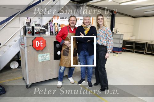 Wateringen 17 februari 2022
Rene Froger krijgt cheque van Douwe Egberts voor de voedselbank.