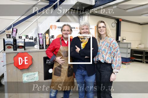 Wateringen 17 februari 2022
Rene Froger krijgt cheque van Douwe Egberts voor de voedselbank.