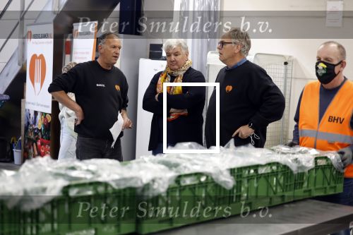 Wateringen 17 februari 2022
Rene Froger krijgt cheque van Douwe Egberts voor de voedselbank.