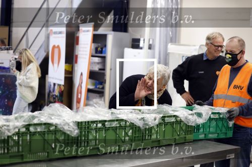 Wateringen 17 februari 2022
Rene Froger krijgt cheque van Douwe Egberts voor de voedselbank.
