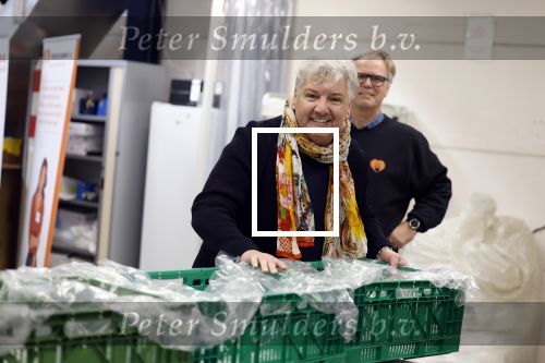 Wateringen 17 februari 2022
Rene Froger krijgt cheque van Douwe Egberts voor de voedselbank.