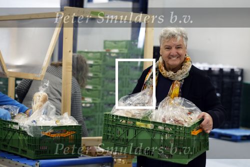 Wateringen 17 februari 2022
Rene Froger krijgt cheque van Douwe Egberts voor de voedselbank.