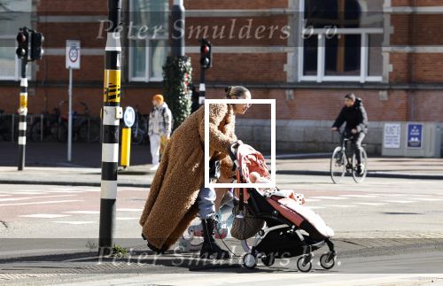 Amsterdam 26 februari 2022
Rose Bertram met haar kinderen op straat in Amsterdam zuid