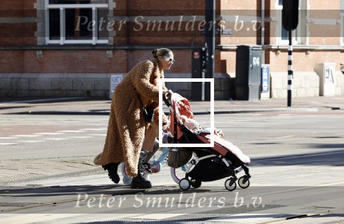 Amsterdam 26 februari 2022
Rose Bertram met haar kinderen op straat in Amsterdam zuid