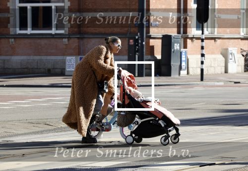 Amsterdam 26 februari 2022
Rose Bertram met haar kinderen op straat in Amsterdam zuid