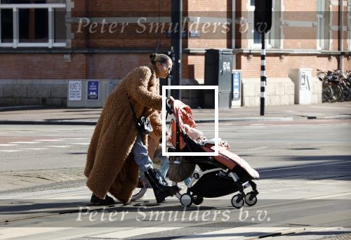 Amsterdam 26 februari 2022
Rose Bertram met haar kinderen op straat in Amsterdam zuid