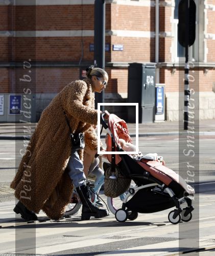Amsterdam 26 februari 2022
Rose Bertram met haar kinderen op straat in Amsterdam zuid