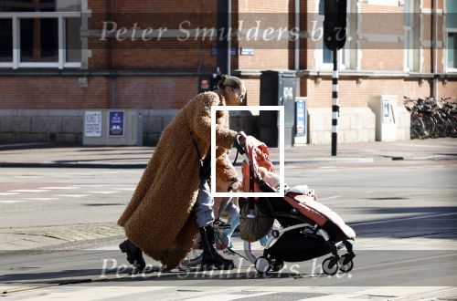 Amsterdam 26 februari 2022
Rose Bertram met haar kinderen op straat in Amsterdam zuid