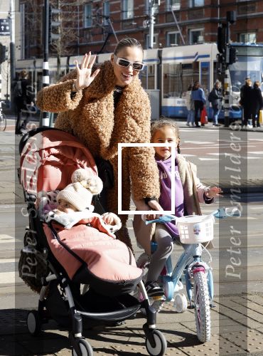 Amsterdam 26 februari 2022
Rose Bertram met haar kinderen op straat in Amsterdam zuid