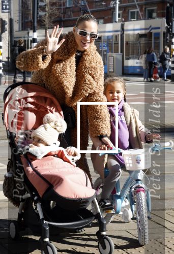 Amsterdam 26 februari 2022
Rose Bertram met haar kinderen op straat in Amsterdam zuid