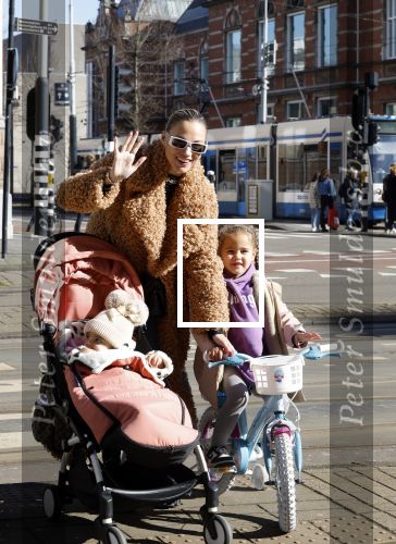Amsterdam 26 februari 2022
Rose Bertram met haar kinderen op straat in Amsterdam zuid