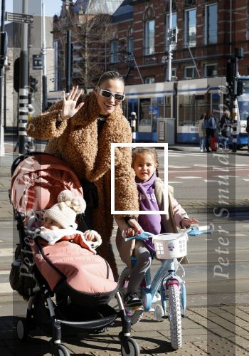 Amsterdam 26 februari 2022
Rose Bertram met haar kinderen op straat in Amsterdam zuid