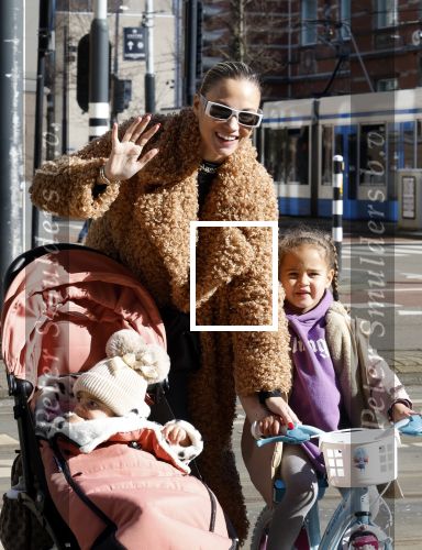 Amsterdam 26 februari 2022
Rose Bertram met haar kinderen op straat in Amsterdam zuid