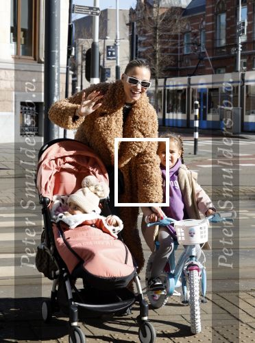 Amsterdam 26 februari 2022
Rose Bertram met haar kinderen op straat in Amsterdam zuid