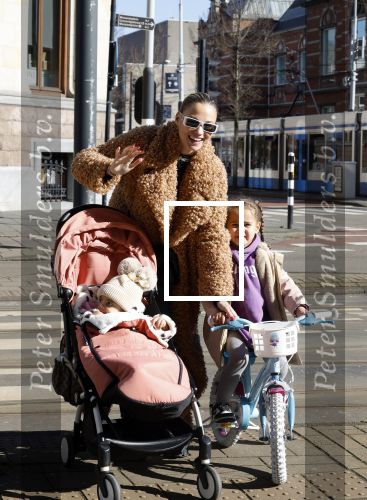 Amsterdam 26 februari 2022
Rose Bertram met haar kinderen op straat in Amsterdam zuid