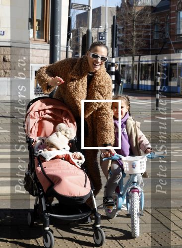 Amsterdam 26 februari 2022
Rose Bertram met haar kinderen op straat in Amsterdam zuid