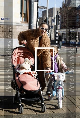 Amsterdam 26 februari 2022
Rose Bertram met haar kinderen op straat in Amsterdam zuid