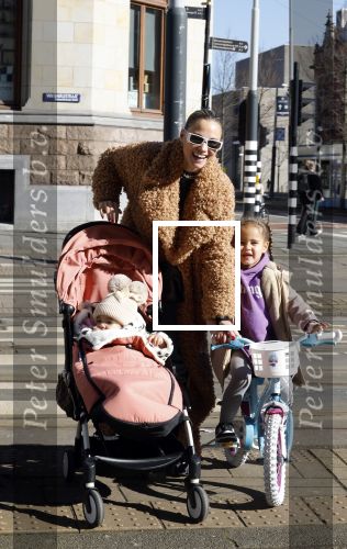 Amsterdam 26 februari 2022
Rose Bertram met haar kinderen op straat in Amsterdam zuid