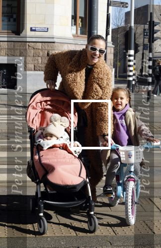 Amsterdam 26 februari 2022
Rose Bertram met haar kinderen op straat in Amsterdam zuid