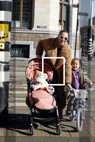 Amsterdam 26 februari 2022
Rose Bertram met haar kinderen op straat in Amsterdam zuid