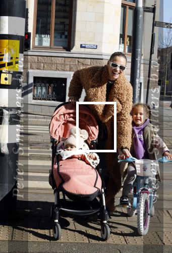 Amsterdam 26 februari 2022
Rose Bertram met haar kinderen op straat in Amsterdam zuid