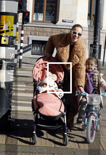 Amsterdam 26 februari 2022
Rose Bertram met haar kinderen op straat in Amsterdam zuid