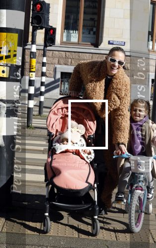 Amsterdam 26 februari 2022
Rose Bertram met haar kinderen op straat in Amsterdam zuid