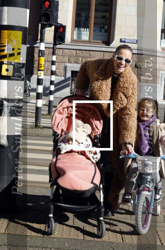 Amsterdam 26 februari 2022
Rose Bertram met haar kinderen op straat in Amsterdam zuid