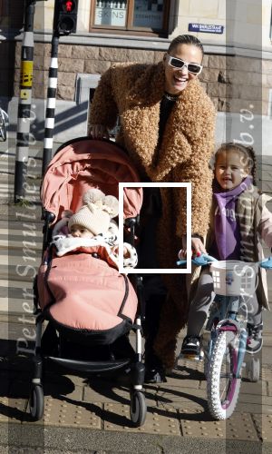 Amsterdam 26 februari 2022
Rose Bertram met haar kinderen op straat in Amsterdam zuid