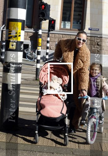 Amsterdam 26 februari 2022
Rose Bertram met haar kinderen op straat in Amsterdam zuid