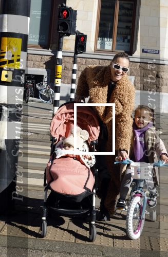 Amsterdam 26 februari 2022
Rose Bertram met haar kinderen op straat in Amsterdam zuid